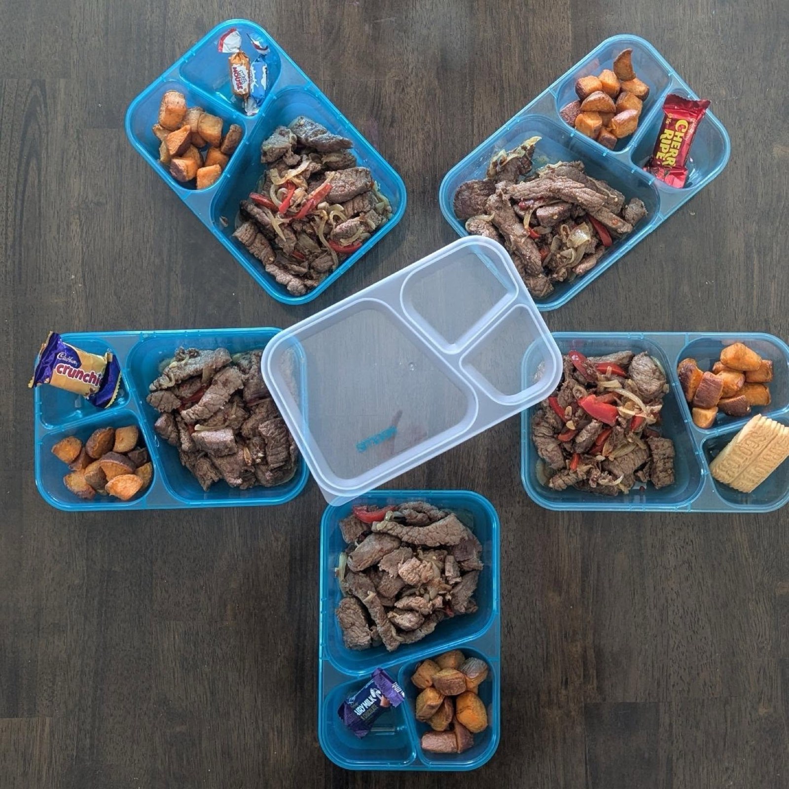 Five prepped meals of beef, capsicum and roast sweet potato in containers